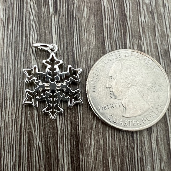 Snowflake‎ charm - Picture 3 of 3